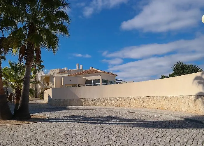 Placid Village 아파트